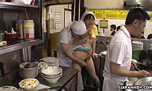 Japanse amateurbabe Mimi Aska wordt gevingerd in een openbare setting