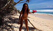 여자친구가 해변에서 엉덩이 플러그로 놀고 즐기는 집에서 만든 비디오