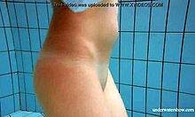 Video făcut acasă cu o roșcată cu sâni mari într-o piscină