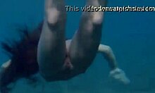 HD видео на млади модели в бикини, които се мастурбират във водата