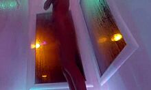 Kendra Cole, en fantastisk brunette, nyter en sensuell dusj i hjemmelaget video