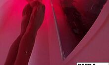 Kendra Cole, oszałamiająca brunetka, cieszy się zmysłowym prysznicem w domowym filmie