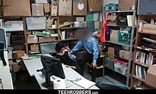Güvenlik görevlisiyle samimi olan genç hırsızın özel video görüntüleri