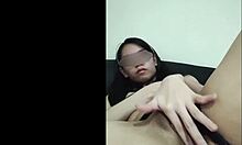 חברה אסייתית צעירה חושפת את עצמה בסרטון פורנו אמצעי