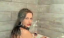 Naboens datter Jolene i en varm brusebad scene