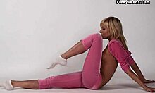 Zinka Korzinkinas裸体锻炼视频中的体操技巧