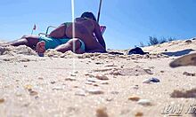 Amateurpaar lässt sich auf Outdoorsex am Strand ein