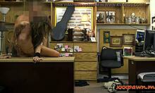 Verklighetsvideo av bystig tjej som blir knullad av otrevlig pantelånare