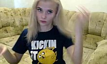 Мис Юлия, очарователна латвийска тийнейджърка, се занимава с уеб чат вместо Fortnite