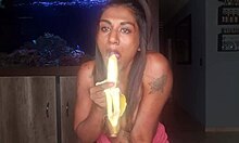La ragazza Desi pratica le sue abilità orali su una banana mentre sfoggia i suoi piccoli seni