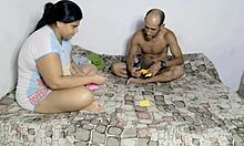 Amatőr pár fedezi fel a mélytorkú és anális játékot a házi videóban