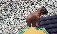 O tipă nudistă excitată decide să facă plajă goală în fața camerei
