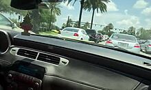 Crystina Rossi szopja a fekete bikáját egy mozgó autóban