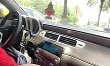 קריסטינה רוסי מפנקת את הזין השחור שלה במכונית נוסעת