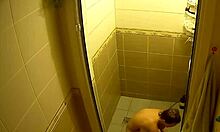 Blondynka z jędrnymi cyckami uderza pod prysznic i widzimy ją nagą