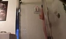 Slank tøs viser sin krop frem i en fantastisk voyeur-video