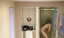 Fekete fehérneműs barna zuhanyzó és szexi megjelenés