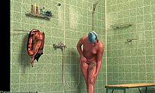 Slanke amateur laat haar natte naakte lichaam zien onder de douches (HD voyeur)