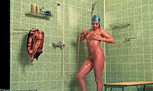 Hoikka amatööri osoittaa hänen märkä alasti elin suihkuissa (HD tirkistelijä)
