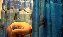 Vidéo voyeur mettant en vedette une brune sous la douche