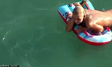 Blondýnka s kulatým zadečkem ukazuje své aktiva ve vodě