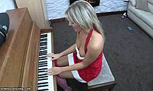Bionda abbronzata che suona il piano mentre sembra sexy