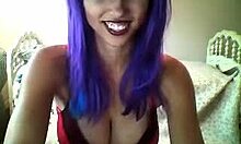 Novia de cabello morado mostrando su sexy pecho
