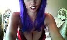 Novia de cabello morado mostrando su sexy pecho