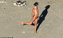 Nudistvoyeur-video med en långbent brunett i HD