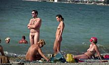 Nudystowskie plażowe suki pokazują swoje gorące ciała na zewnątrz jak szalone