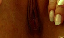 Brunetka si mačká prsa během masturbace
