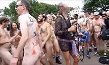 アマチュアの美女たちが裸の体を見せながら自転車に乗る2015年ブライトン