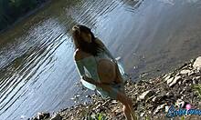 孕妇在水边展示她的半裸身体