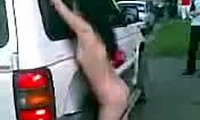 Polonahá brunetka ukazuje svoje telo na uliciach