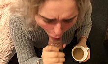 金发美女用口交和性交后的咖啡啜饮来取悦她的男友