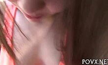 Najstniška punca daje oralni seks in doseže orgazem v domačem videu