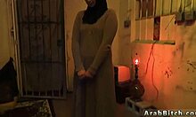 青少年女友在自制的阿富汗妓女屋里探索他们的性欲