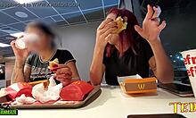 两个性欲高涨的女人在麦当劳用餐时露出乳房 - 特色是一个有纹身的职业天使