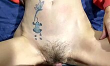 Une mamie tatouée avec des régions intimes non rasées se fait remplir de sperme