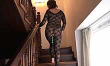 Vollbusige MILF mit haariger Muschi und großen Titten verwöhnt sich auf der Treppe in POV-Video