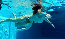 Russiske og spanske tenåringer blir våte og ville i et basseng