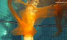 Η Nastya γδύνεται και επιδεικνύει την ελκυστική γυμνή της σιλουέτα στην πισίνα