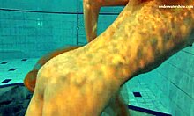 Nastya klæder sig af og viser sin attraktive nøgne figur i swimmingpoolen