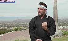 Karate inštruktor a priateľka sa zapájajú do erotickej trojky