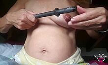 Mãe safada com piercings no mamilo esticado desfruta de inserção de vara de 16 mm em vídeo caseiro