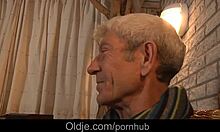 Starejši moški in mlada masažistka se ukvarjata z intimno spolno dejavnostjo
