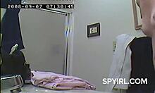 Amatööritiedusteluvideo vintage-tyttöstä kylpyhuoneessa