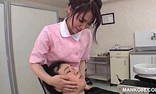 一个小的亚洲人尝试了牙医的阴茎