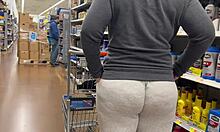 Mamá con trasero grande muestra sus curvas y tiene una penetración profunda en Walmart