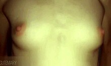 Közeli felvétel a szőrtelen puncijából csöpögő zsíros krémesből